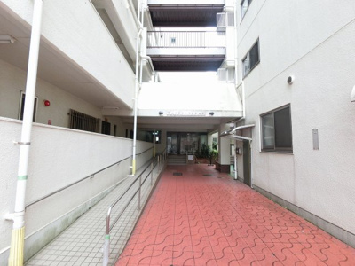 【エントランス】 | 蒲田フラワーマンションB棟 | JR京浜東北線「蒲田」駅徒歩10分、京急本線「梅屋敷」駅徒歩10分と好立地。
忙しい朝が助かる立地、暮らしにゆとりが生まれます。