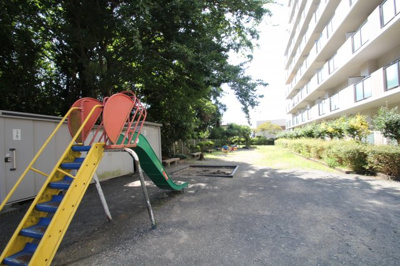 【その他共用部分】 | サーパス海老名2階　3ＬＤＫリノベーション済みマンション【仲介手数料無料】 | 敷地内には公園があり小さなお子様がいても安心ですね