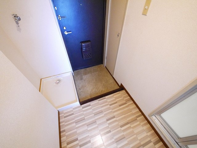 シャトー東九条の玄関|ゆったりとした玄関です