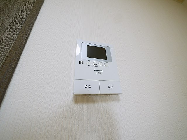 シャトー東九条のセキュリティ|お顔が見えるモニター付きインターホンで安心。