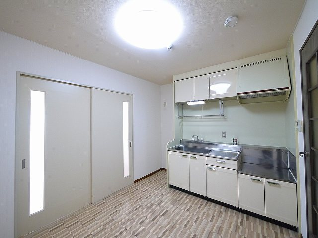 シャトー東九条の居間・リビング|お料理もしっかりとして頂けるダイニングキッチンです。