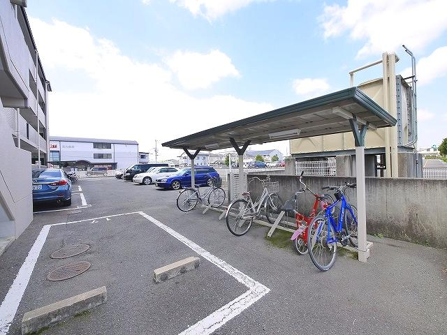 シャトー東九条のその他共用部分|ゆったりとした駐輪スペース。