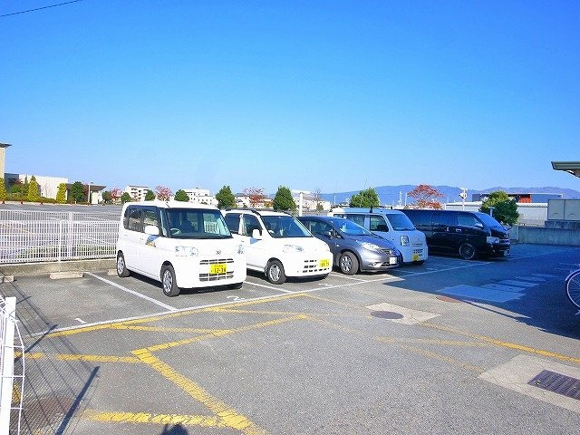 シャトー東九条の駐車場|駐車場があるので、車を買う予定の方も安心です