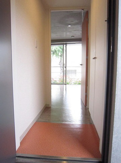 【展望】 | 玄関から室内への景観です！洋室15.1帖のお部屋との間には扉があるので冷暖房の効率が良いですね◎