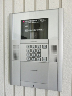 【エントランス】 | 共用エントランスは不審者の侵入を未然に防ぐオートロック付き！防犯対策充実しています◎