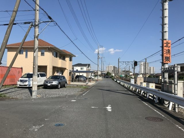 鴻巣市愛の町の売地の前面道路含む現地写真|南西道路を西側から撮影