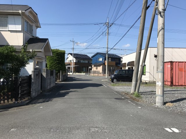 鴻巣市愛の町の売地の前面道路含む現地写真|北西道路を西側から撮影