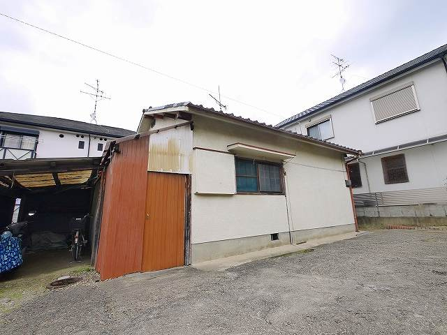 辰巳貸家の外観|レトロな外観です。