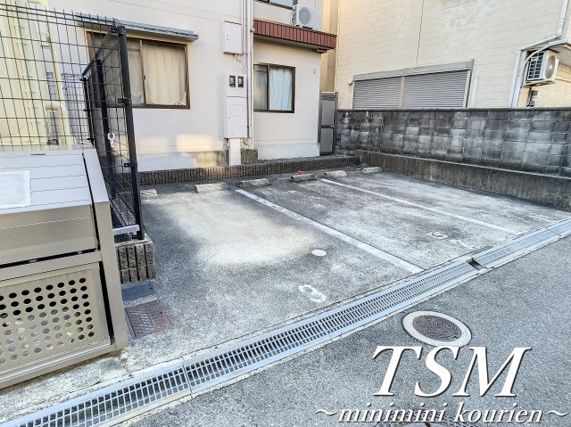 カーサ南中振の駐車場