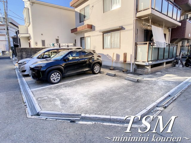 カーサ南中振の駐車場