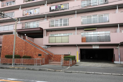 【外観】 | 日商岩井石橋マンション | 【現地写真】
鉄筋コンクリート造8階建♪ 陽当たりに良いマンションとなっております♪