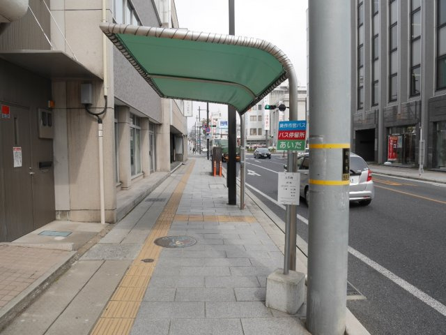 城南ビルの周辺|目の前がバス停です