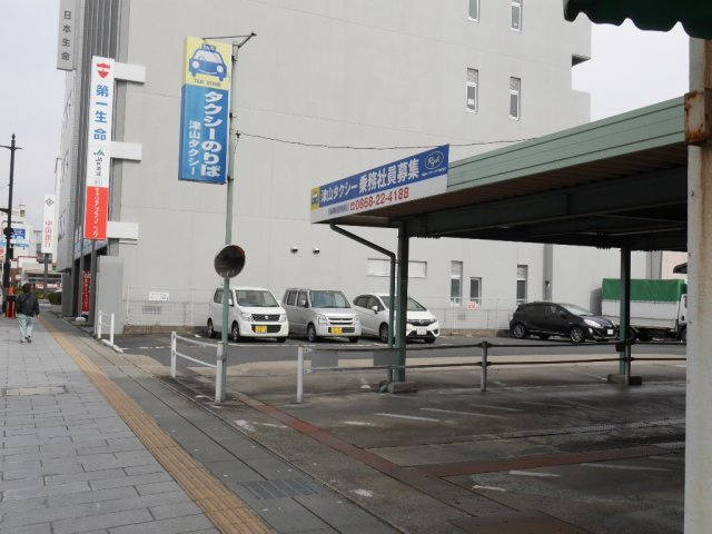 城南ビルの周辺|道を挟んでタクシー乗り場があります