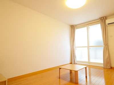 【居間・リビング】 | 蒔田 | １階はフローリング、２階はカーペットになります。