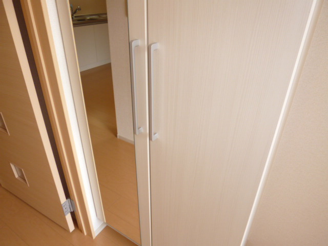 プリムローズうえまつⅡの玄関|シューズボックス（鏡付き）