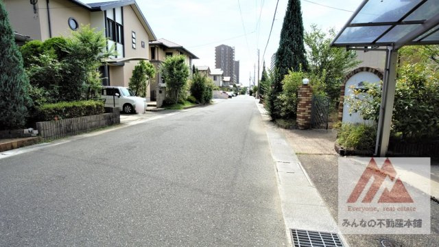 久留米市宮ノ陣４丁目の中古一戸建の前面道路含む現地写真