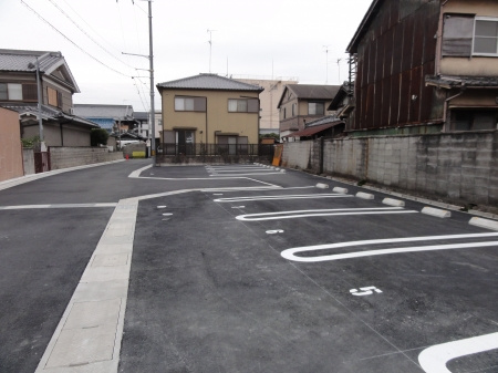 レフィナードの駐車場