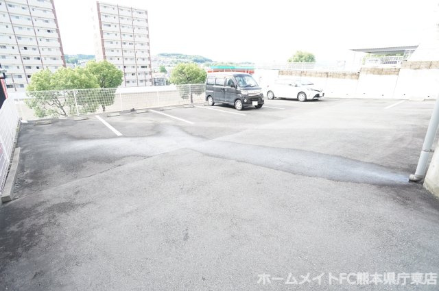 サンシャインヒル壱番館の駐車場