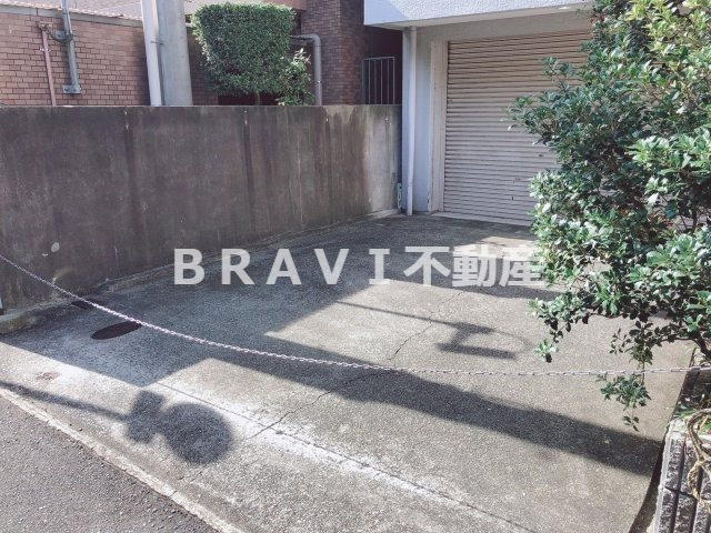 パークハイツ　BRAVI不動産の駐車場|【パークハイツ】車をお持ちの方に嬉しい駐車場付きの物件です