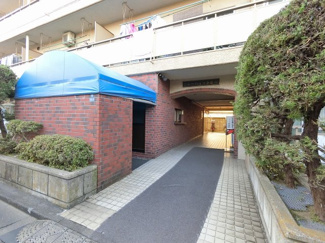 【エントランス】 | 京急空港線「大鳥居」駅徒歩13分と好立地。
多摩川の河川敷も近く住環境良好です♪