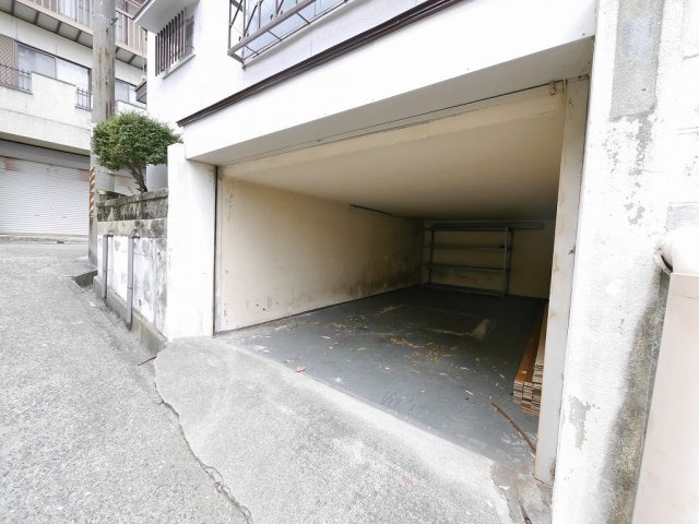 宮丘町貸家の駐車場