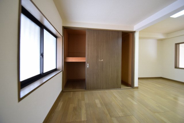 メゾン西船の寝室|ロフトに窓あります。