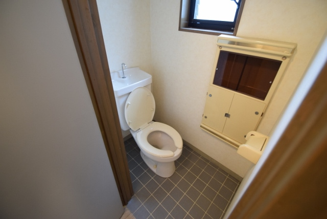 メゾン西船のトイレ|トイレに収納が付いてます。