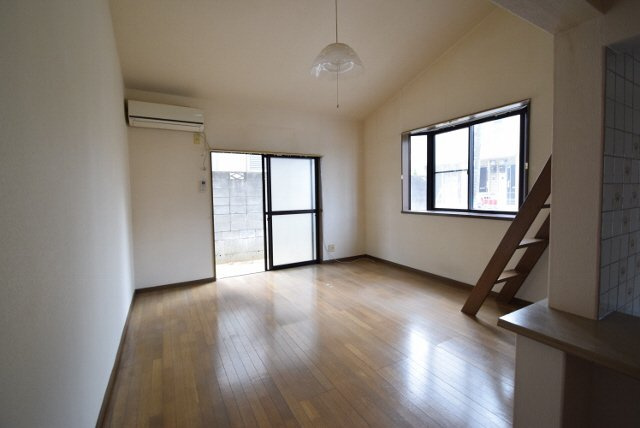 メゾン西船の居間・リビング|エアコン付き