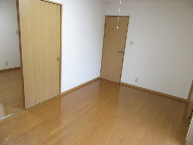 コーポ麻生3号棟の洋室|2階洋室10帖です