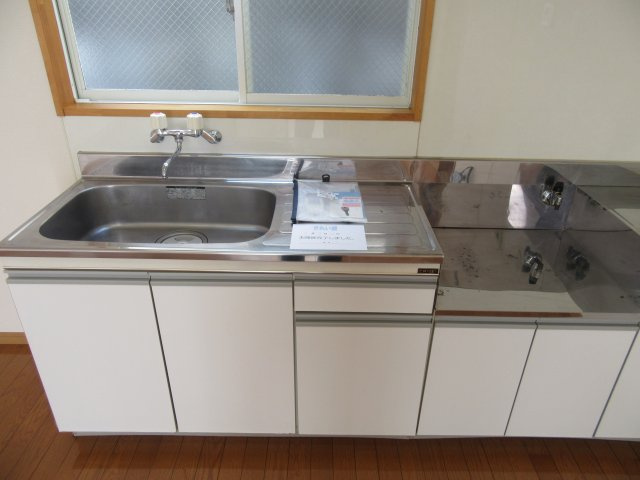 コーポ麻生3号棟のキッチン|コンパクトなキッチンで掃除もラクラク