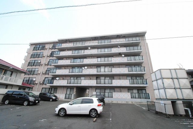 ペルソナ西町の駐車場