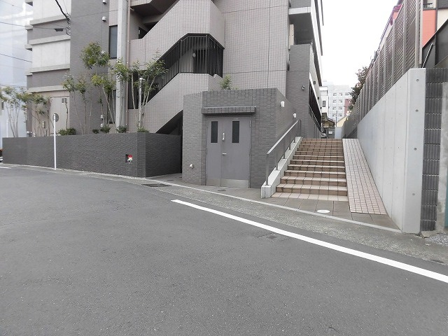 【現況写真】 | ステージグランデ八王子 | 前面道路の交通状況や道路までの距離、建物のサイズ感も実際の現地を確認下さい。