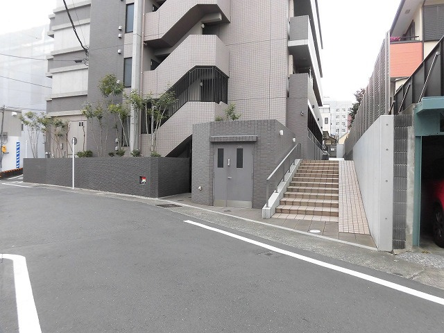 【現況写真】 | ステージグランデ八王子 | 前面道路の交通状況や道路までの距離、建物のサイズ感も実際の現地を確認下さい。