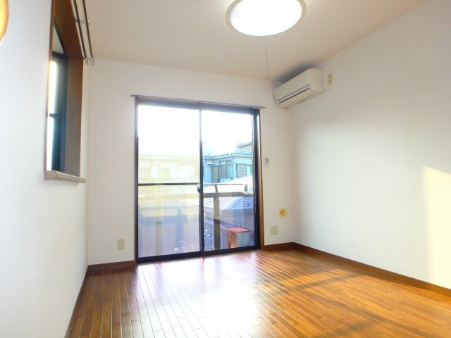 ブライトコート元住吉の寝室|他のお部屋の参考写真となります。※横の窓はございません。