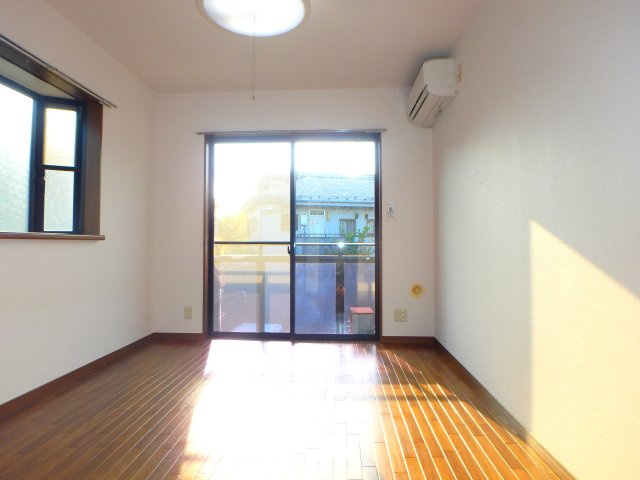 ブライトコート元住吉の居間・リビング|他のお部屋の参考写真となります。※横の窓はございません。
