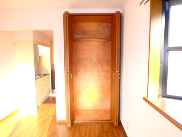 ブライトコート元住吉の収納|他のお部屋の参考写真となります。※横の窓はございません。