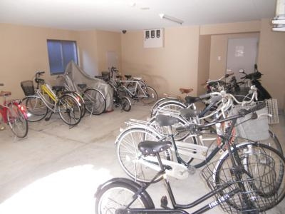ベラジオ烏丸三条の駐車場|駐輪場