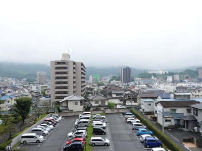 【展望】 | ヴューシティ矢野 | 四季の移ろいと共に変化を愉しめるパノラマビュー。曇り空だったのが残念。しかし豊かな自然を身近に感じられる山並みと、少しだけ海が見えます。