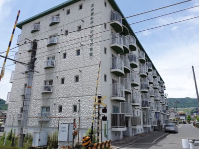 【外観】 | エメラルドマンション祇園 | 耐震性の高さを判断するポイントは、建築確認申請日が1981年6月1日以降の新耐震基準に適合しているかどうか。震度６程度の大地震でも建物が崩壊しないレベルが基準になりました。
