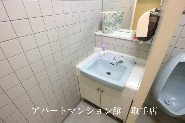 山中屋本店ビルの独立洗面台