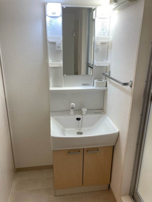 【洗面所】 | パレス大倉山 | 洗髪洗面化粧台で忙しい朝にも寝癖の付いた頭にも優しい☆お化粧するときにも大活躍です♪