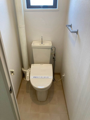 【トイレ】 | パレス大倉山 | トイレは温水洗浄便座付き♪人気のバストイレ別です☆窓のあるトイレで換気もOK！横にはタオルを掛けられるハンガーもあります♪