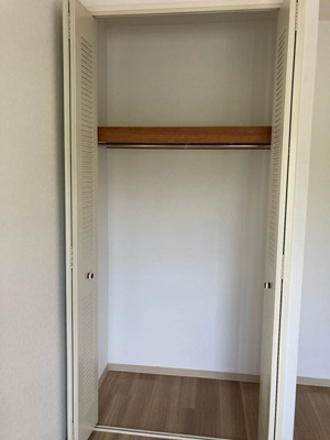【収納】 | パレス大倉山 | 洋室5.2帖のお部屋にあるクローゼットです♪大切なお洋服もしわにならないようにハンガーがけができます☆