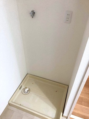 【設備】 | パレス大倉山 | 洗面所にある室内洗濯機置き場です♪防水パンが付いているので万が一の漏水にも安心です！上部には便利な収納棚付き♪