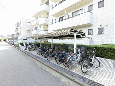 【その他共用部分】 | パレス大倉山 | 屋根付きの駐輪場があるので雨が降っても安心です☆駅まで自転車もおすすめです！
