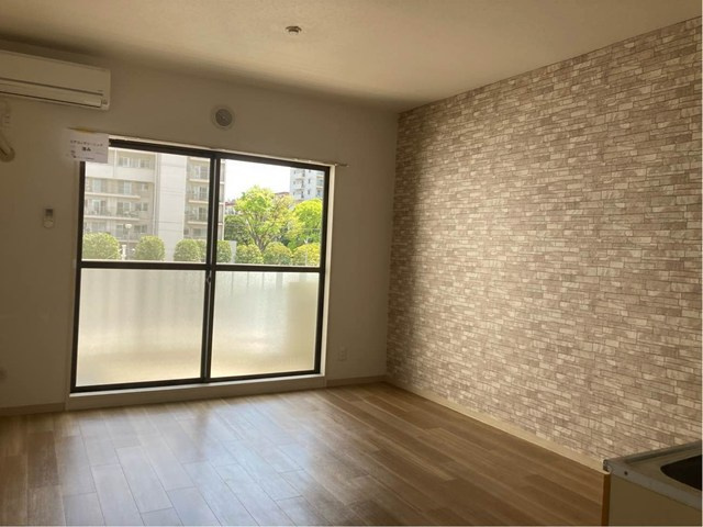 【居間・リビング】 | パレス大倉山 | 南東向きリビングダイニングキッチン10帖☆バルコニーに繋がる陽当たりの良いお部屋です！エアコン付きで1年中快適に過ごせますね☆