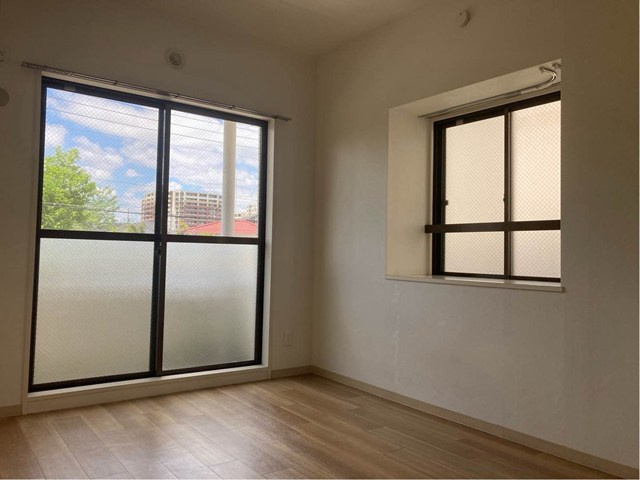 【洋室】 | パレス大倉山 | 洋室5.2帖☆バルコニーに繋がる角部屋二面採光のお部屋です！出窓には小物を置いたりして楽しめます♪