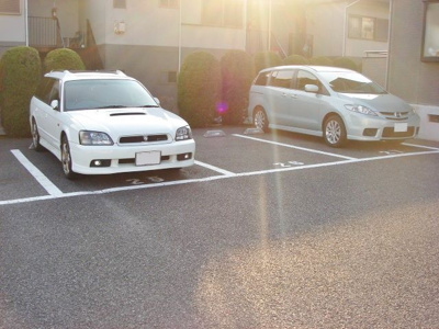 【駐車場】 | ヒルタウンおまた | いつでも目の届く敷地内に駐車場があります♪荷物がかさばりがちなお買物にも、敷地内駐車場があると便利ですよね☆