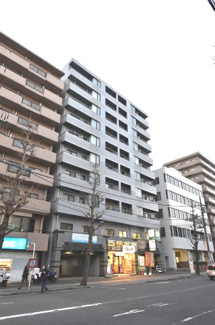 【外観】 | ブルーライン「阪東橋」駅徒歩1分と好立地！駅近ならではの便利な住環境も魅力的です。匂いが居室につきにくい独立キッチン採用。8階前面棟無しのため開放感がございます♪