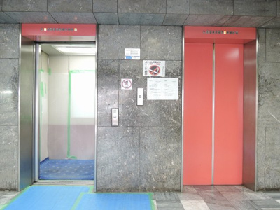 【その他共用部分】 | 長者町ビジネスマンション | お買い物時やベビーカーの出し入れに便利なエレベーター付
混雑時にも便利なエレベーター2基付です。